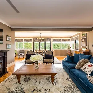 Hedge House - Luxury, Space, Style, Great Location Toowoomba